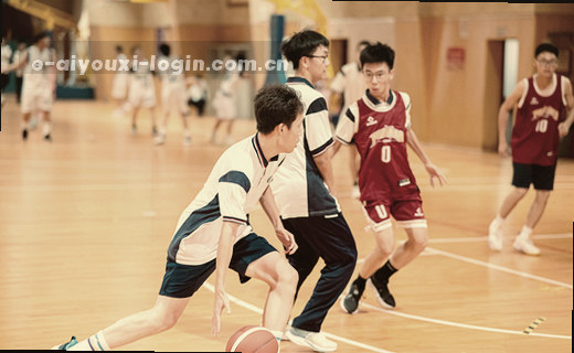 一位读者深夜伏案，专注翻阅泛黄书页。
